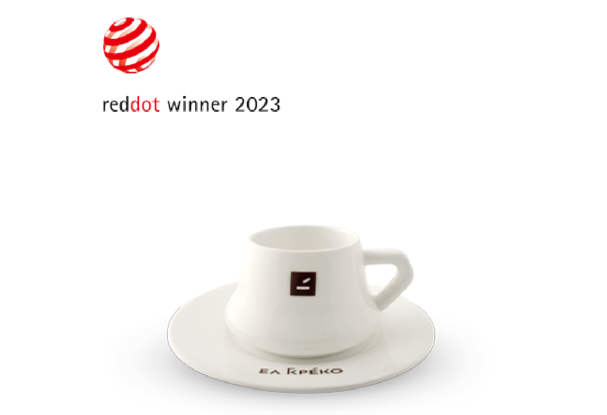 παρουσιάζεται η κούπα με το βαβείο REDDOT WINNER 2023.